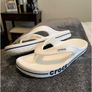 Like new! Mens size 9 or Women’s size 11 Crocs Bayaband flip flops.